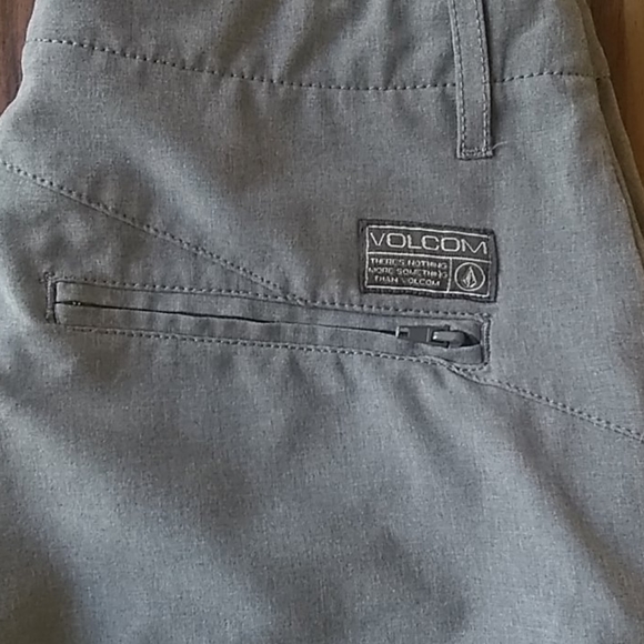 VOLCOM SHORTS - Picture 5 of 9